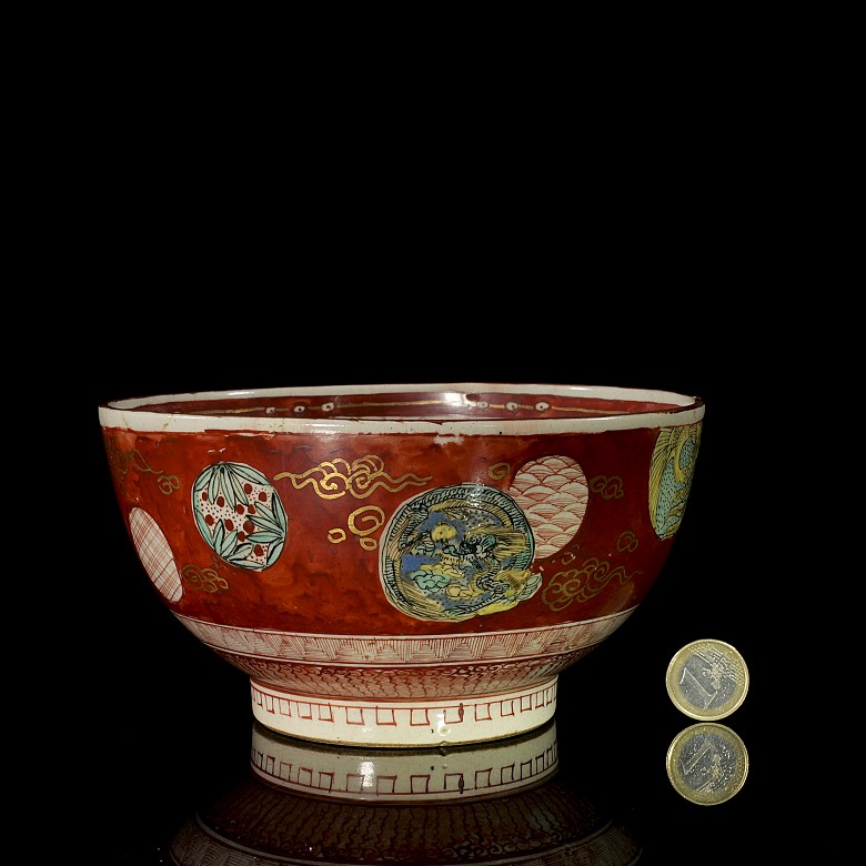 Glazed porcelain bowl ‘Windows and Medallions’, Qing dynasty