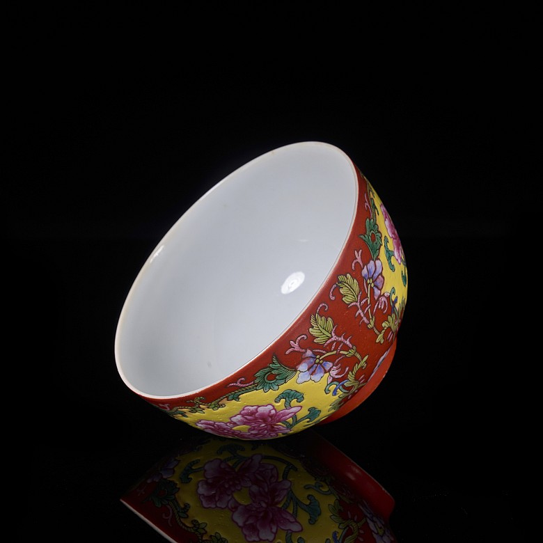 Enamelled bowl with coral background, famille rose, Qing dynasty