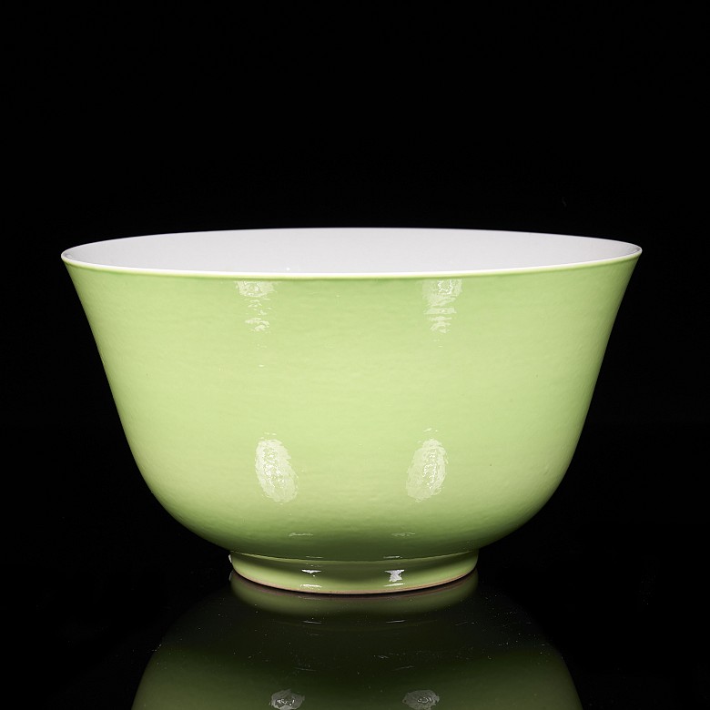 Lime-green glazed porcelain bowl, Qing dynasty, with Guangxu seal