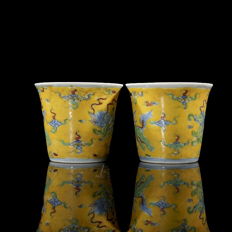 Pair of enamelled porcelain ‘Dragons’ cups, Qing dynasty