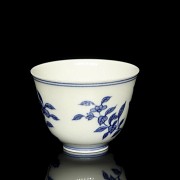 Small blue-and-white porcelain ‘Birds’ cup, Qing dynasty