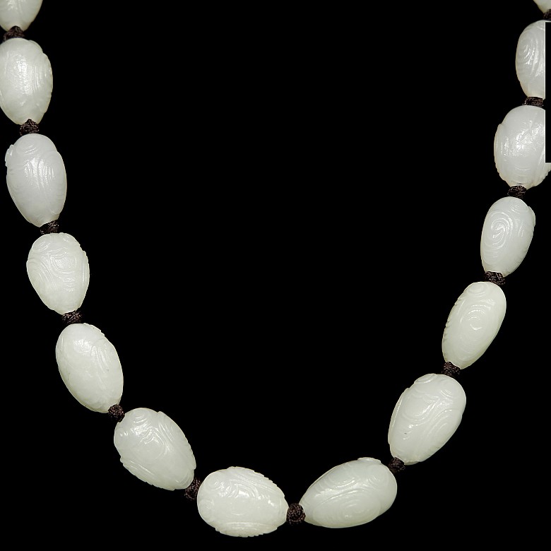 Collar con cuentas de cigarras en jade blanco, Zhou occidental