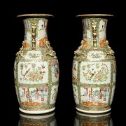 Pair of Cantonese vases “Palace scenes”, 19th century