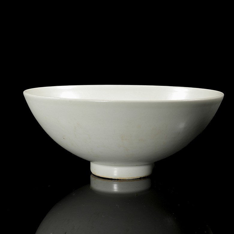 Porcelain ‘Dragons’ white-glazed bowl, Yuan dynasty