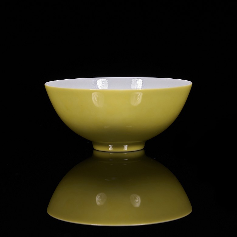 Yellow glazed porcelain bowl, Qing dynasty, Yongzheng