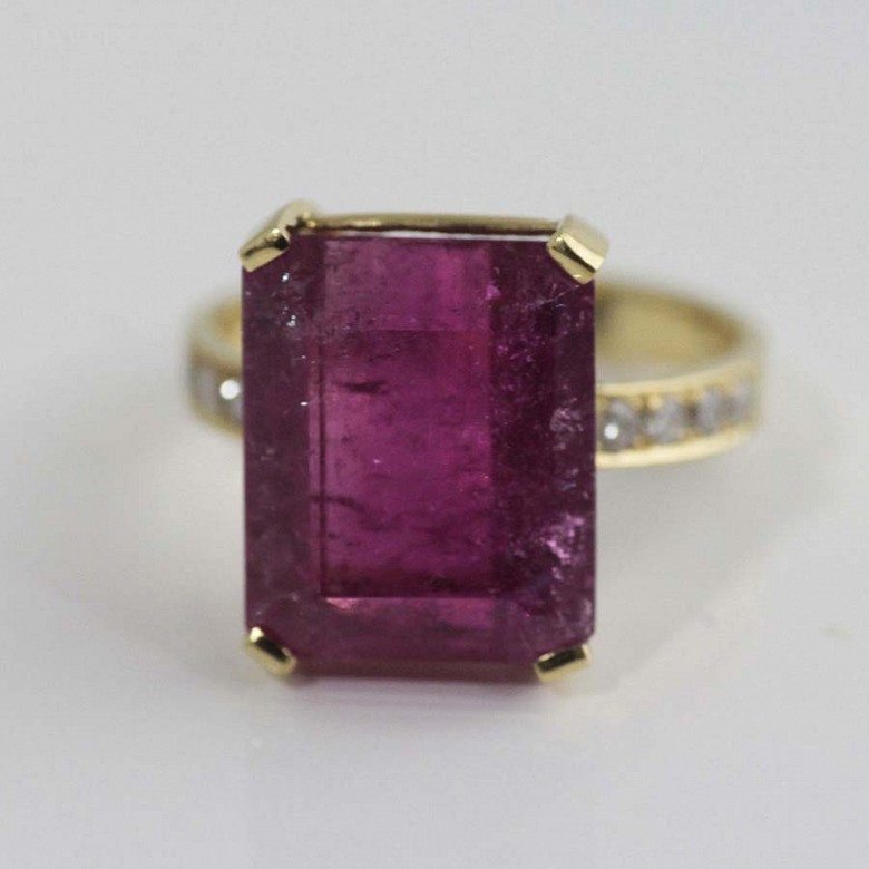 Ring in 18k yellow gold tourmaline with diamonds.