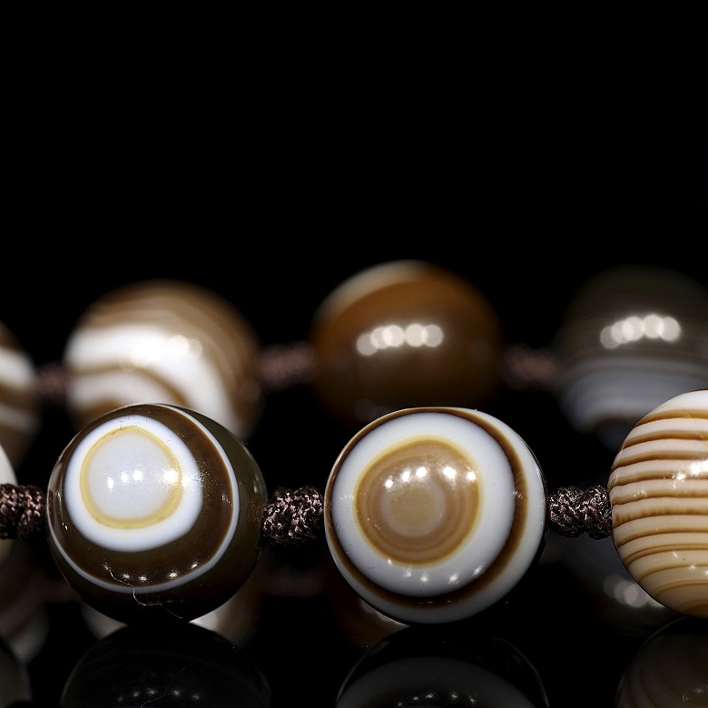 Bracelet with thirteen agate beads, 20th century