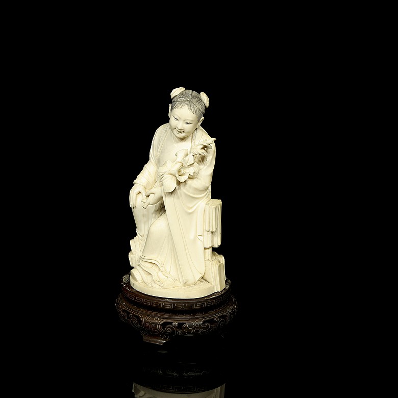 Carved ivory figure ‘Lady with a bouquet’, early 20th century