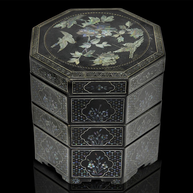 A paints box in lacquered wood and mother-of-pearl, 19th - 20th century