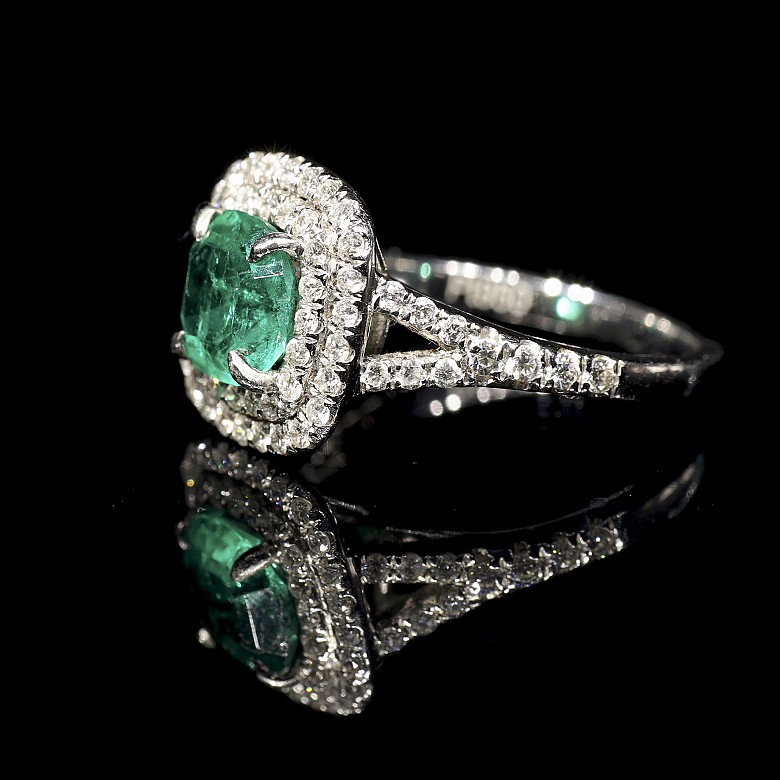 White gold ring with emerald and brilliants