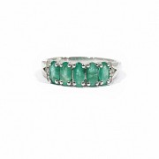 Ring in 18k white gold with emerald and diamonds.