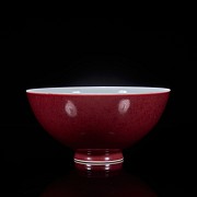 Cuenco de porcelana esmaltada en rojo, dinastía Qing, con sello Qianlong