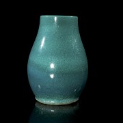 Blue-glazed pottery vase, Qing dynasty