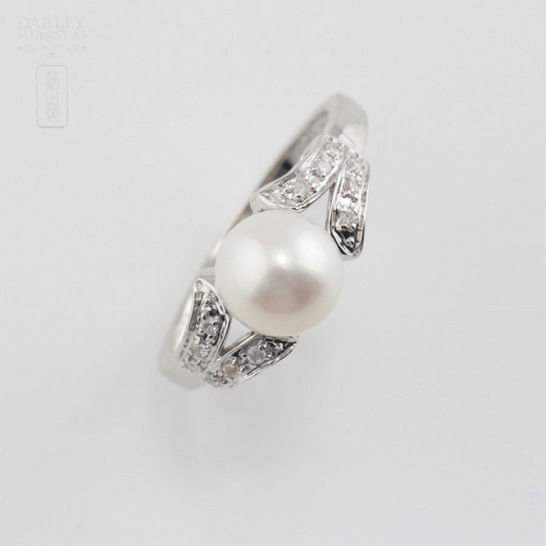 18k white gold ring with pearl and diamonds.