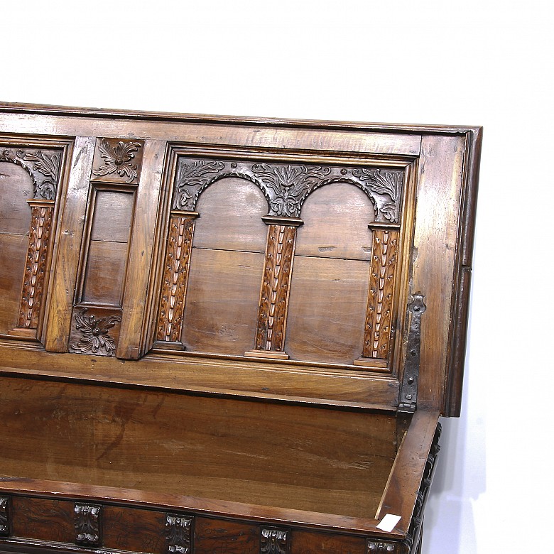 Catalan bridal chest, walnut wood, 17th century