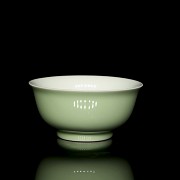 Pequeño cuenco de porcelana vidriada, con sello Kangxi