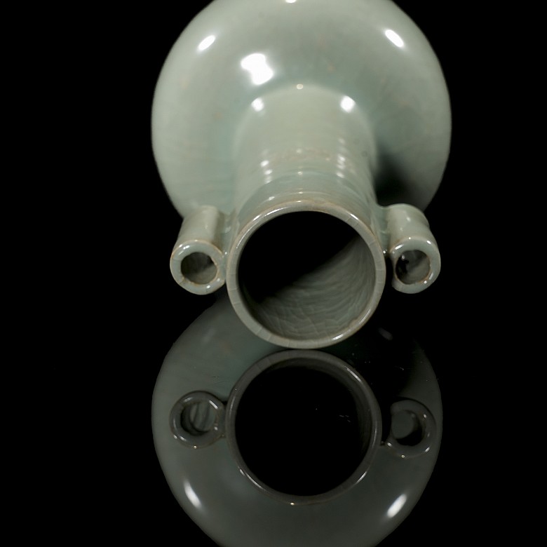 Arrow vase with celadon glaze, Longquan style, Yuan Dynasty