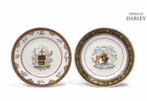 Pareja de platos de porcelana esmaltada, s.XX