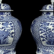 Pair of blue and white porcelain tibors, Jingdezhen, Qing dynasty