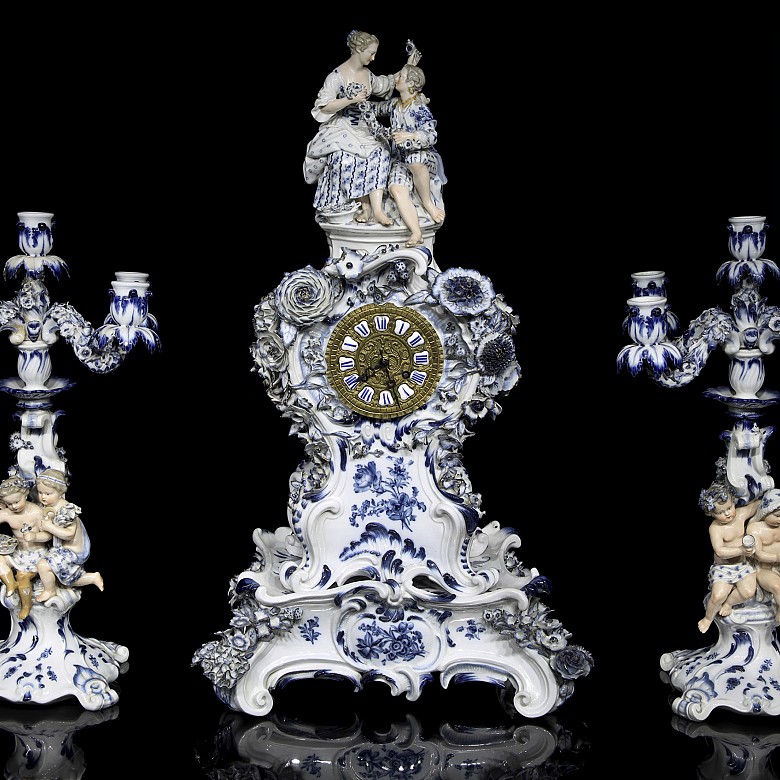 Juego de reloj con dos candelabros y peana, Meissen, S.XIX - XX