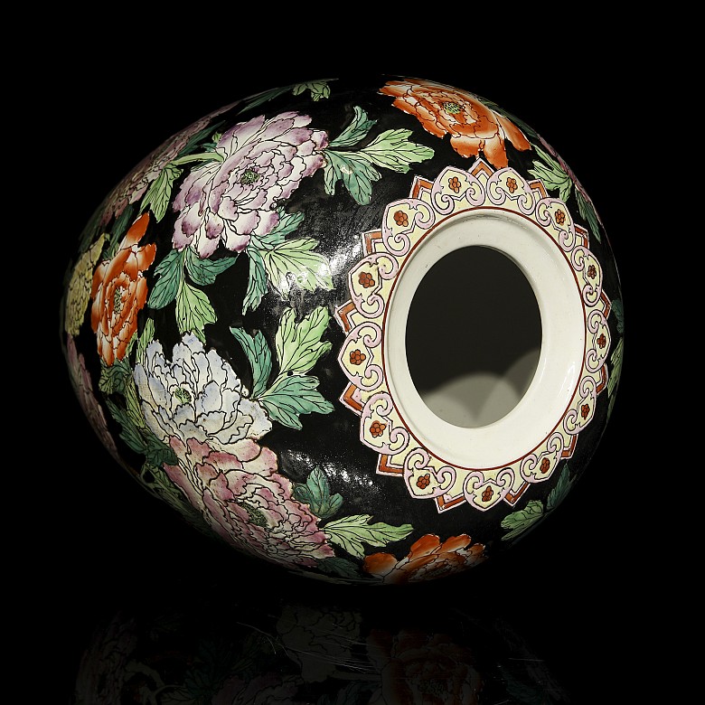 Porcelain tibor with lid “famille noire”, Qing dynasty