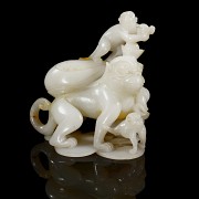 White jade figurine ‘Monkeys’, Qing dynasty