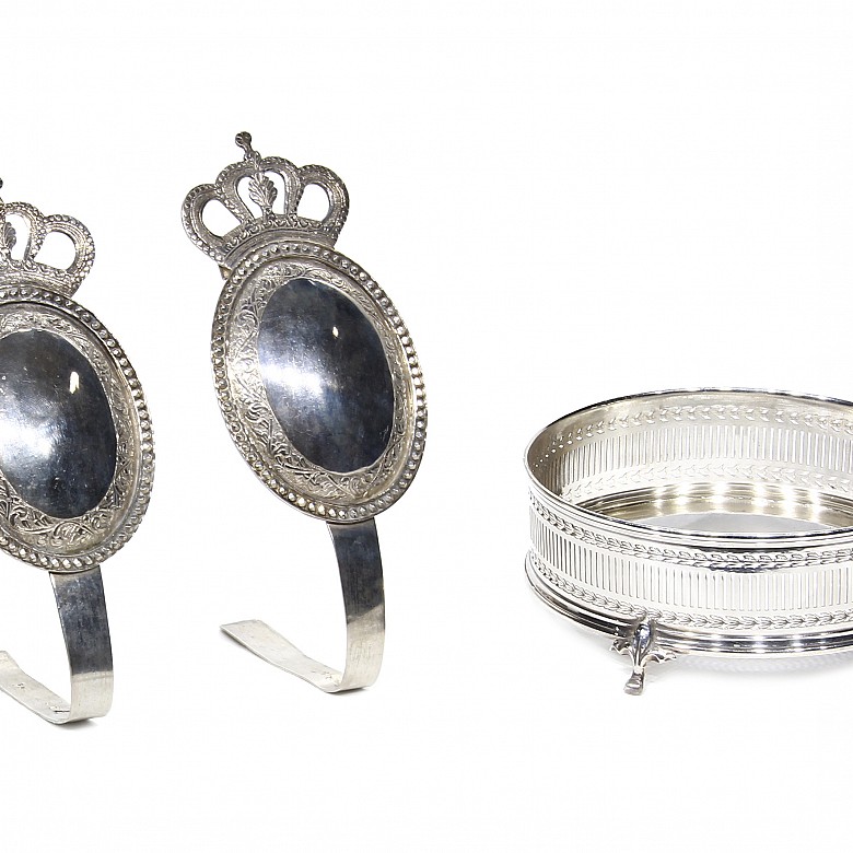 Set of silver pieces.