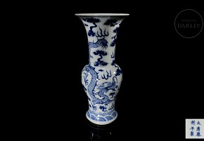 Blue and white glazed porcelain Zun Vase ‘Dragons’, with Kangxi mark