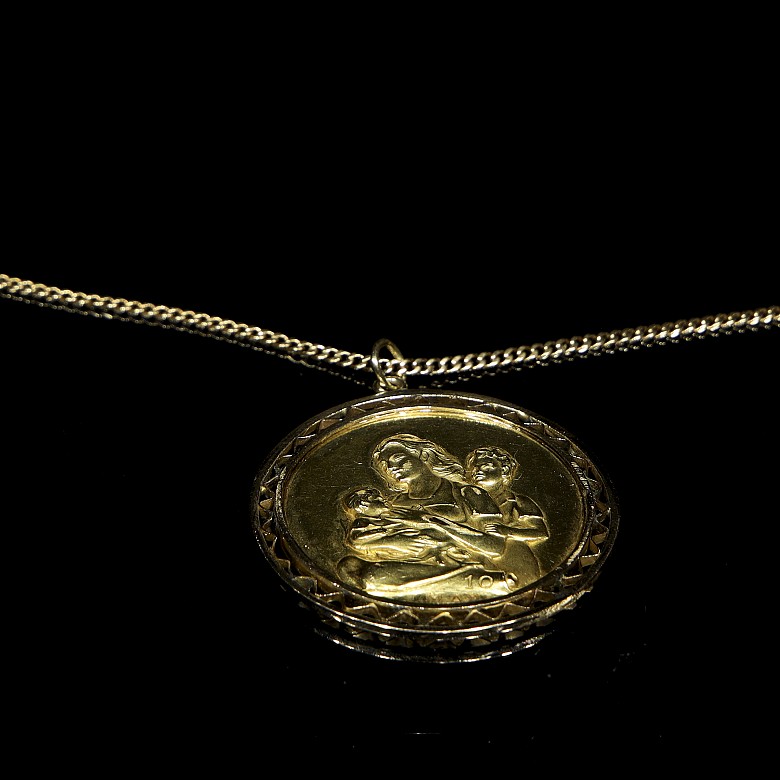 Yellow gold ‘Mother’ medallion