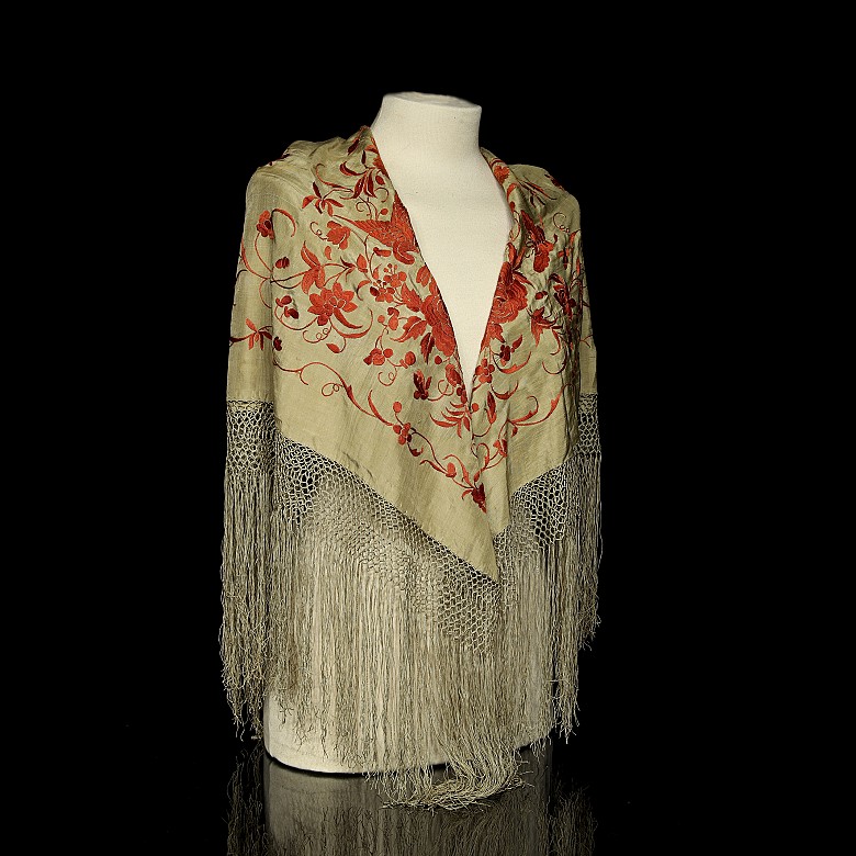 Embroidered silk Manila shawl ‘Roses’, 19th century