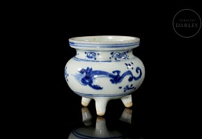 Blue-and-white ceramic censer ‘Dragon’ Qing dynasty