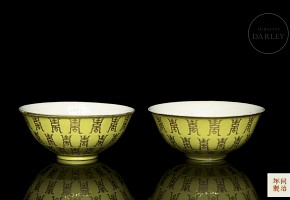 Pair of porcelain bowls famille rose, with Tongzhi seal