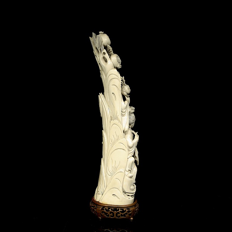 Carved ivory figure ‘Two young ladies’, 19th-20th century