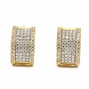 Half creole earrings in 18k yellow gold with diamonds.