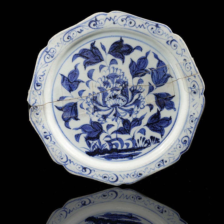 Plato de porcelana vidriada azul y blanco 