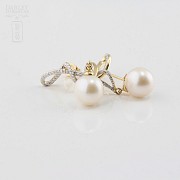 Long earrings with pearls in 18k yellow gold and diamonds.