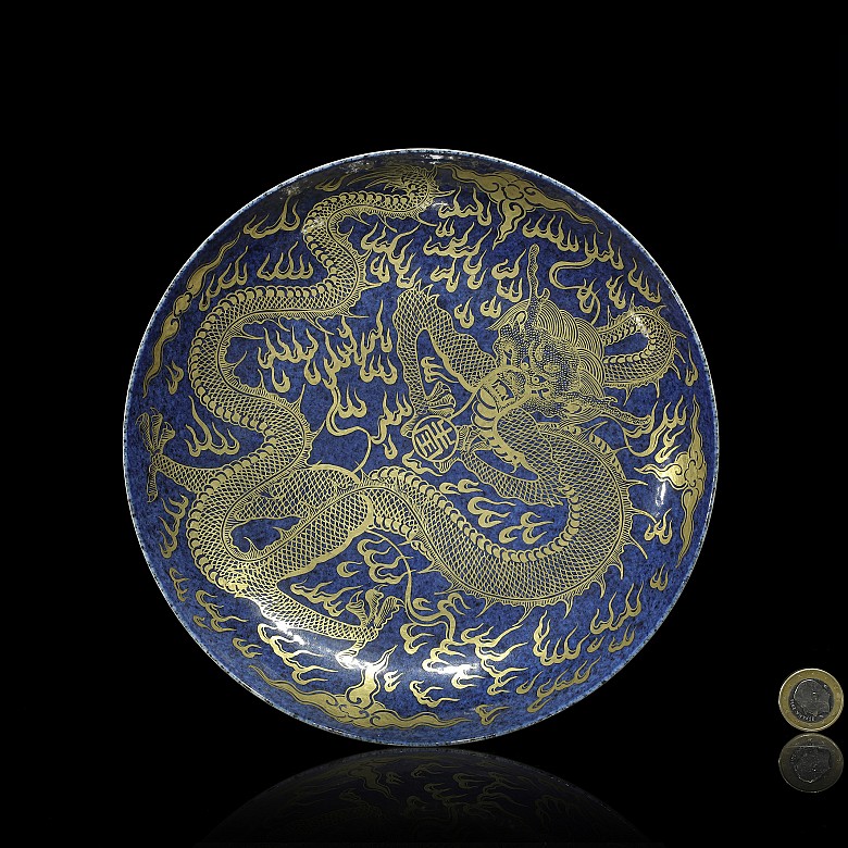 Large Chinese porcelain dish, 20th century