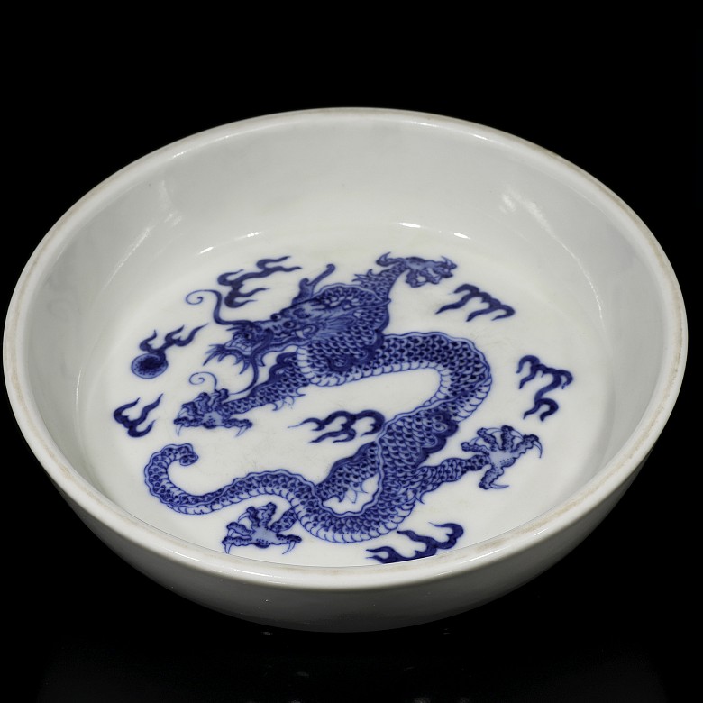 Plato de porcelana con dragón, con marca Kangxi