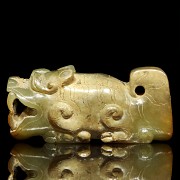 Mythical carved jade beast, Eastern Zhou Dynasty