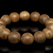 Bracelet with 14 carved wood beads