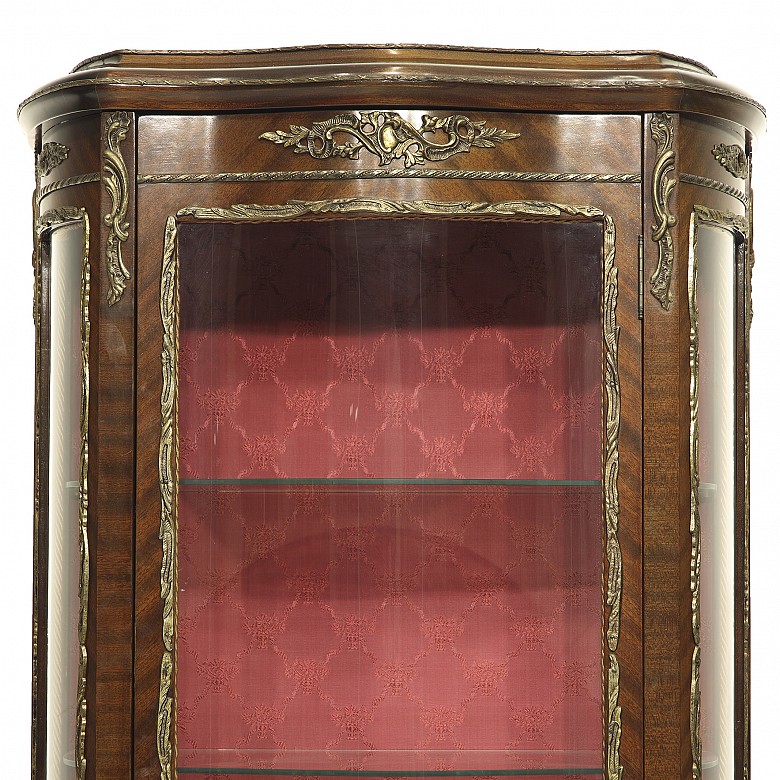 Vitrina estilo Luis XV en madera chapeada, s.XX