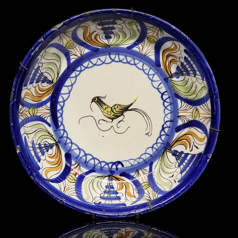 Four decorative Manises pottery plates, 20th century