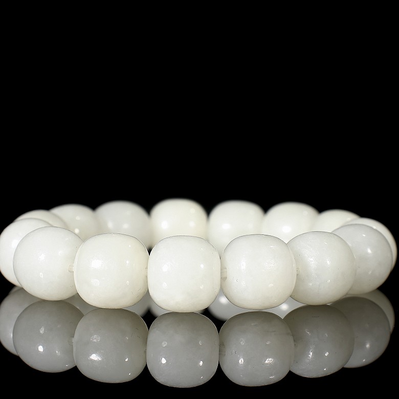 Fifteen-bead bracelet of carved white jade, Qing dynasty