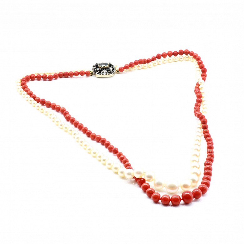 Necklace with two strands of pearls and corals, 18k gold clasp with 6.5x4 mm blue sapphire