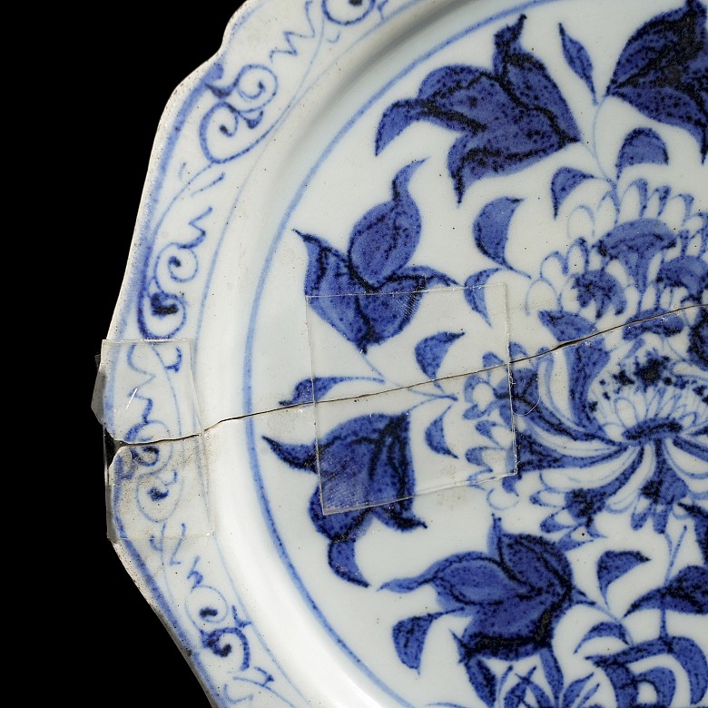 Blue-and-white glazed porcelain ‘Lotus’ dish, Yuan dynasty