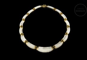 Yellow gold necklace with mother-of-pearl