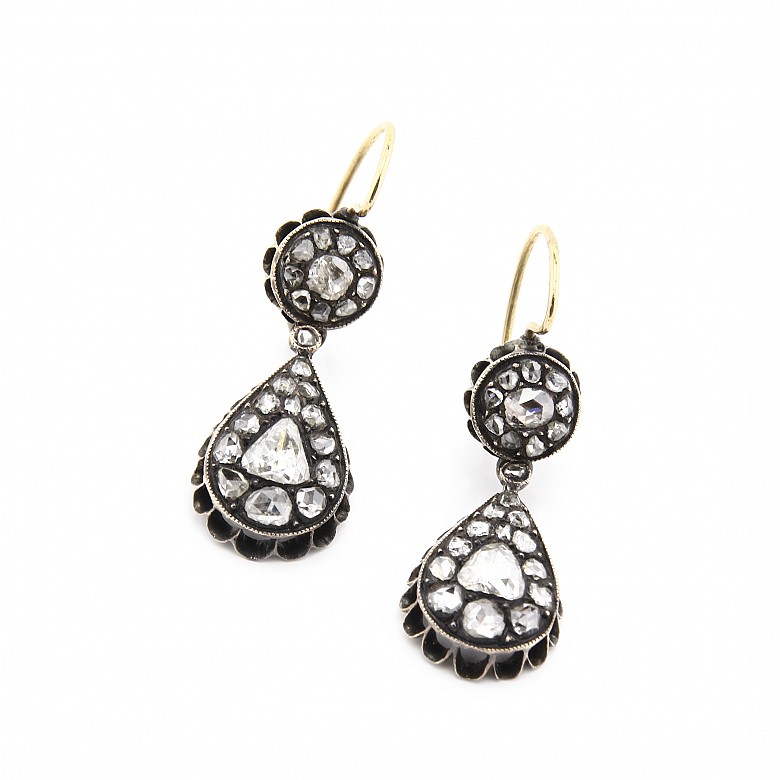 Elizabethan earrings in 18k gold with diamonds.