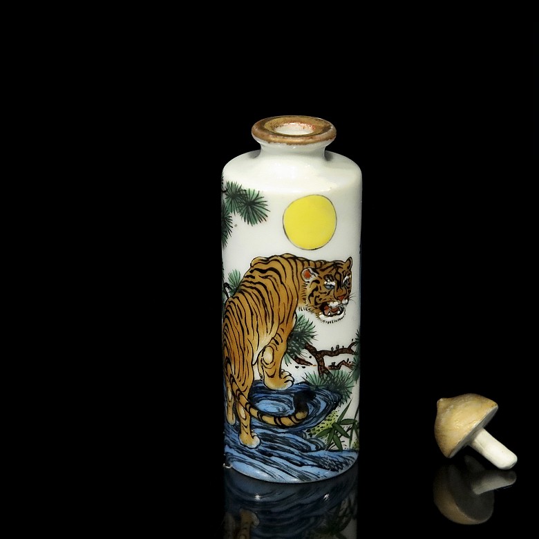 Enameled porcelain snuff bottle, with Yongzheng mark