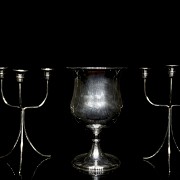 Conjunto candelabros y copa de metal plateado, s. XX
