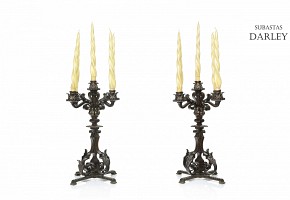 Pareja de candelabros de metal, S.XX